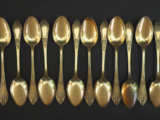 Vente aux enchères Suite de douze petites cuillères en vermeil, poinçon Minerve, à décor 
