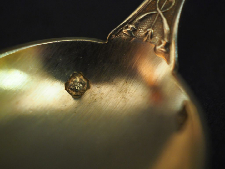 Suite de douze petites cuillères en vermeil, poinçon Minerve, à décor 