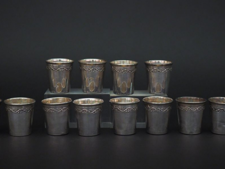 Suite de douze verres à liqueur de style Louis XVI en argent, poinçon 
