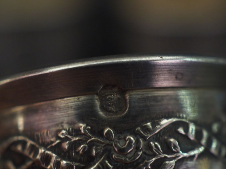 Suite de douze verres à liqueur de style Louis XVI en argent, poinçon 