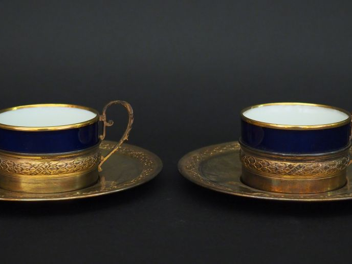 Paire de tasses et leur sous-tasses de style Louis XVI en vermeil, poi