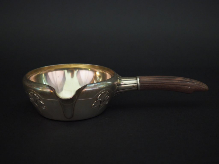Casserole à bec verseur Art Nouveau en argent, à décor de feuilles de 