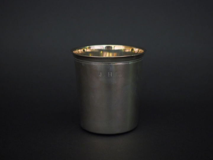 Timbale de forme légèrement évasée à fond plat en argent, poinçon Mine