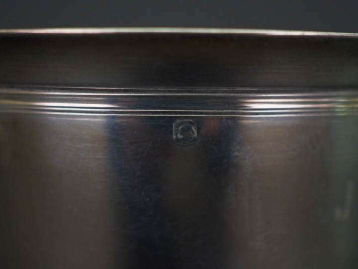 Timbale de forme légèrement évasée à fond plat en argent, poinçon Mine