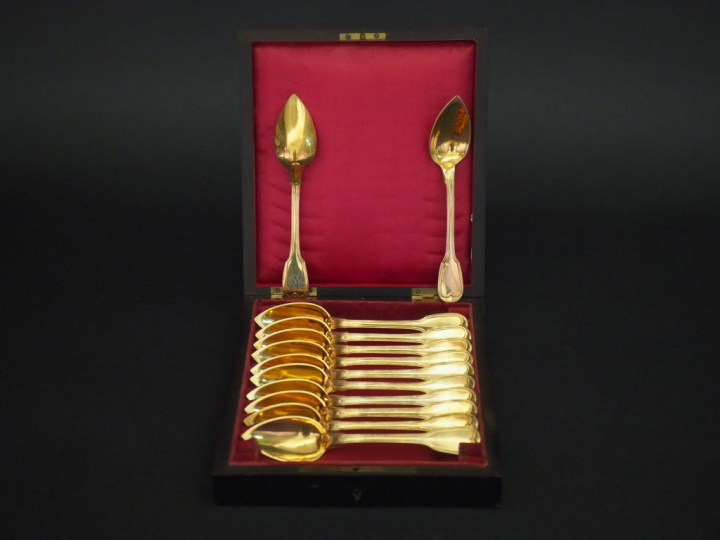 Suite de douze cuillères à dessert en vermeil, poinçon Minerve, modèle