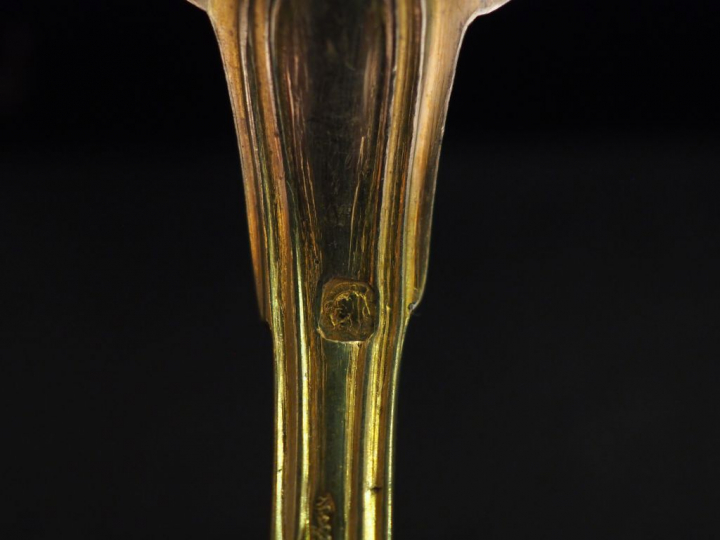 Suite de douze cuillères à dessert en vermeil, poinçon Minerve, modèle