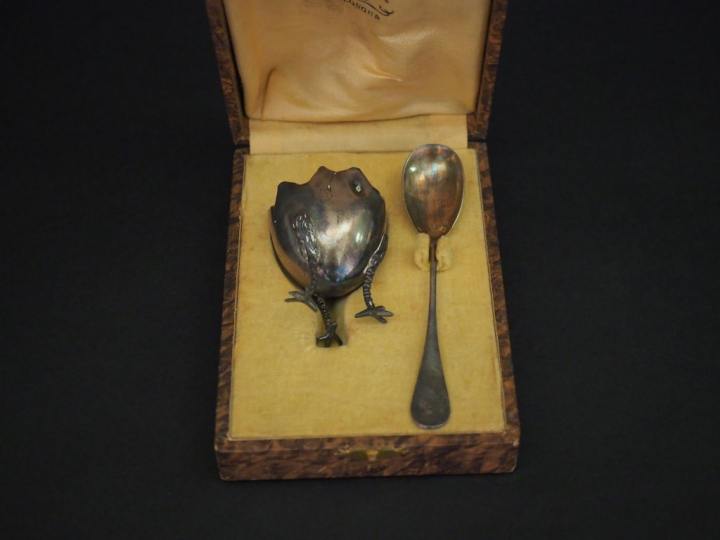 Coquetier en argent, poinçon Minerve, en forme de demi coquille d'œuf.