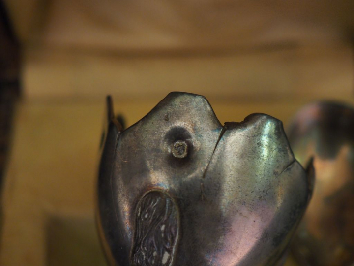 Coquetier en argent, poinçon Minerve, en forme de demi coquille d'œuf.