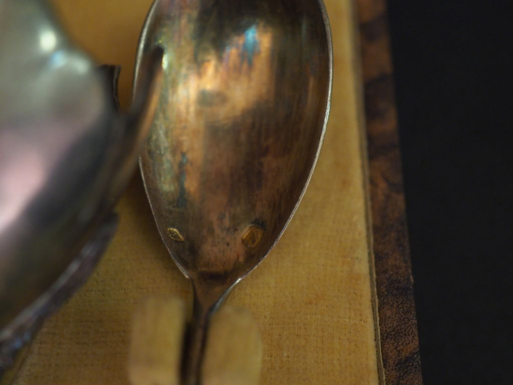 Coquetier en argent, poinçon Minerve, en forme de demi coquille d'œuf.