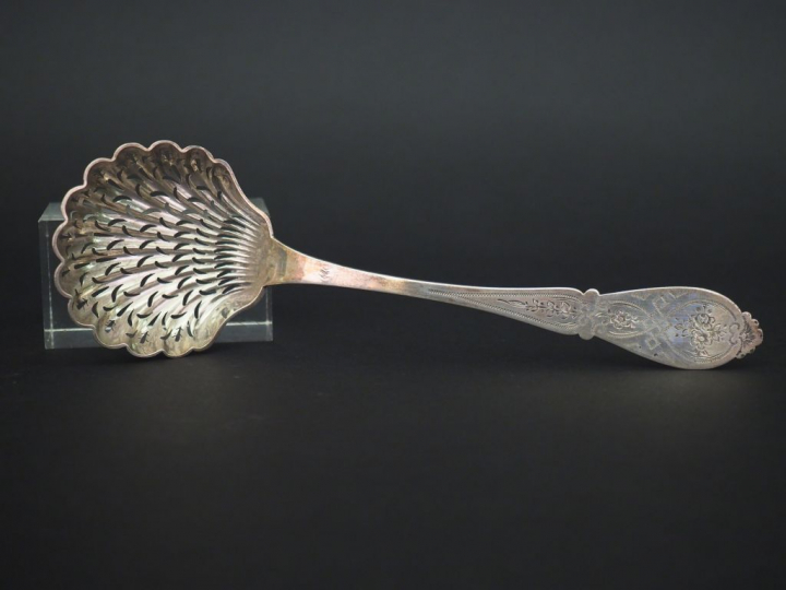 Cuillère à saupoudrer en argent, poinçon Minerve, à décor de fleurs et