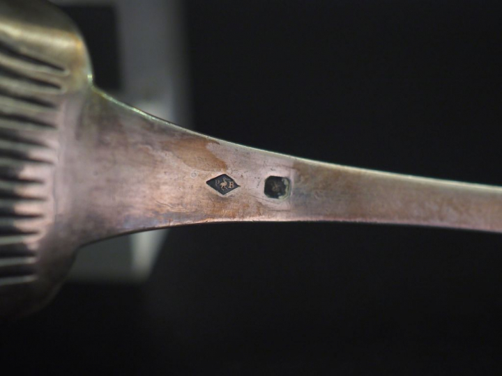 Cuillère à saupoudrer en argent, poinçon Minerve, à décor de fleurs et