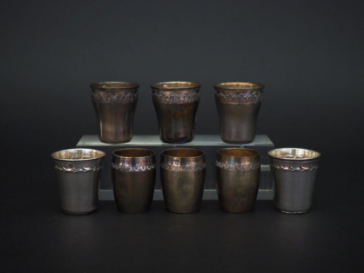 Ensemble comprenant :  - une suite de trois verres à liqueur de style 