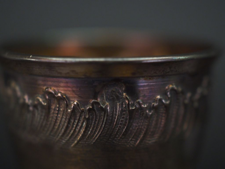 Ensemble comprenant :  - une suite de trois verres à liqueur de style 