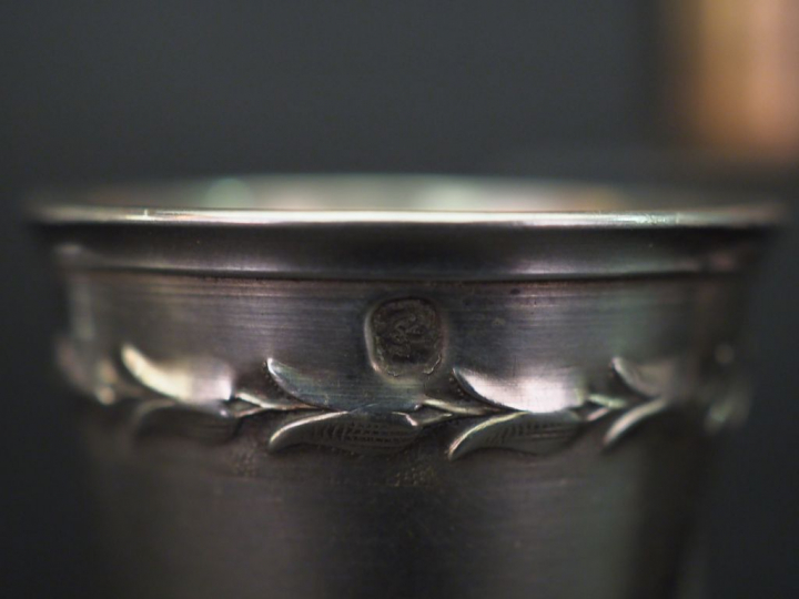 Ensemble comprenant :  - une suite de trois verres à liqueur de style 