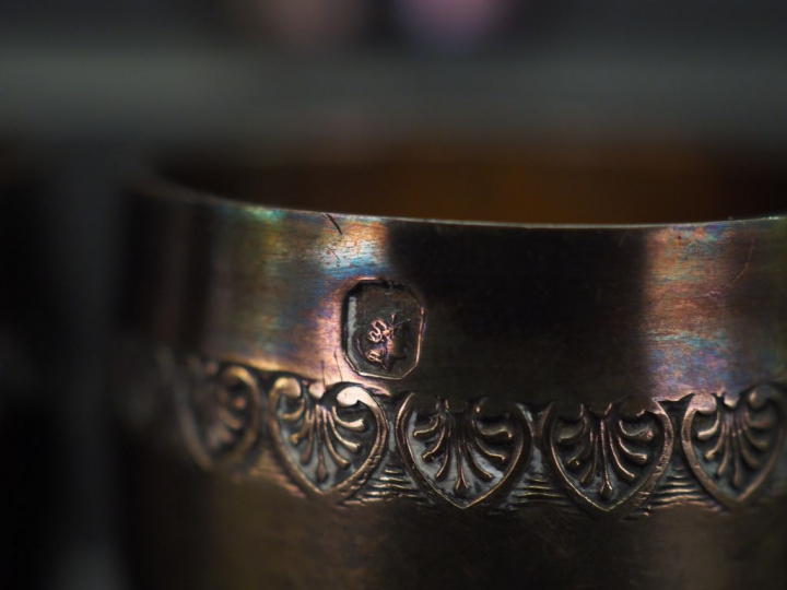 Ensemble comprenant :  - une suite de trois verres à liqueur de style 