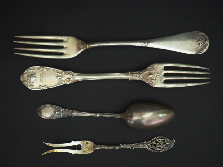 Ensemble comprenant :  - une cuillère à dessert de style Art Nouveau e