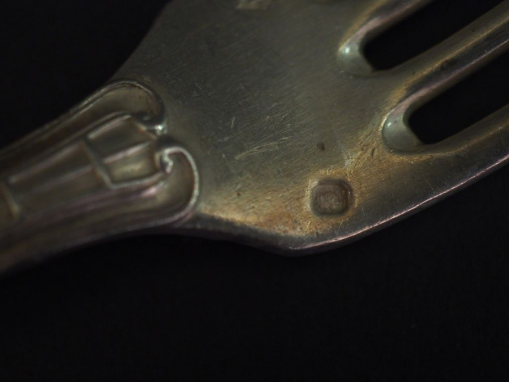 Ensemble comprenant :  - une cuillère à dessert de style Art Nouveau e