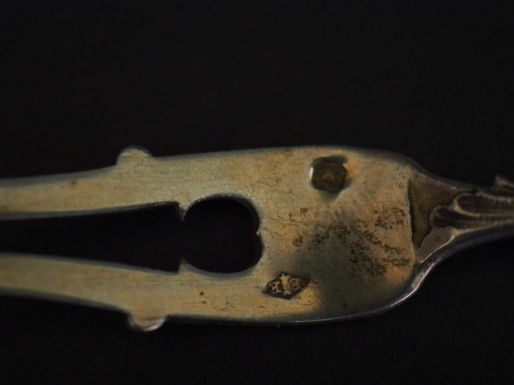 Ensemble comprenant :  - une cuillère à dessert de style Art Nouveau e