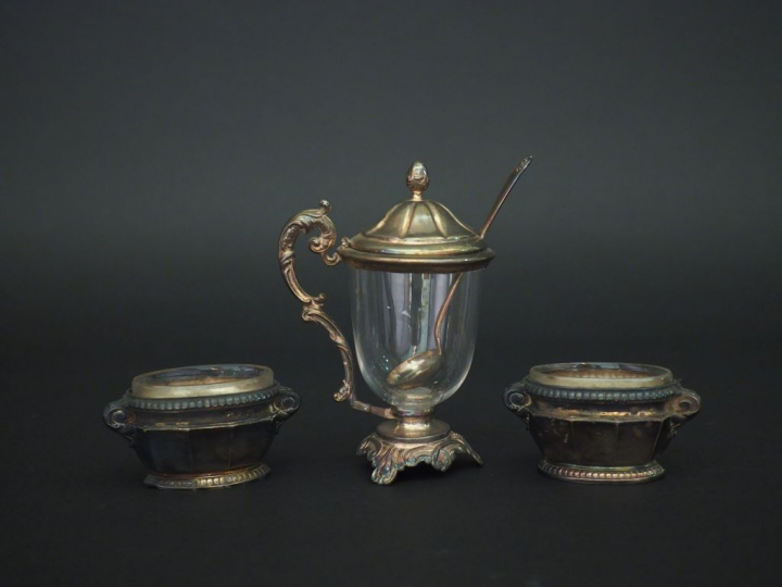 Ensemble comprenant :  - une paire de salerons de style Art déco en ar