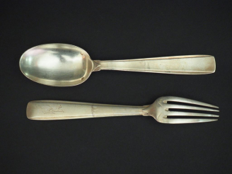 Vente aux enchères Couvert de naissance de style Art déco en argent, poinçon Minerve, à d