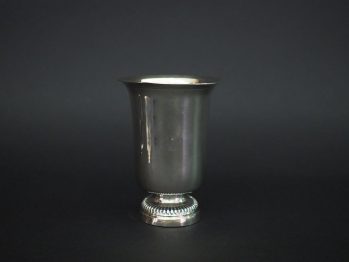 Timbale de forme tulipe sur piédouche en argent uni, poinçon au Coq.  