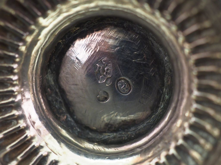 Timbale de forme tulipe sur piédouche en argent uni, poinçon au Coq.  