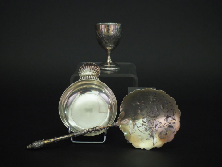 Ensemble comprenant :  - une pelle à fraise en argent et vermeil, à dé