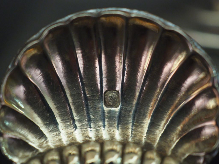 Ensemble comprenant :  - une pelle à fraise en argent et vermeil, à dé