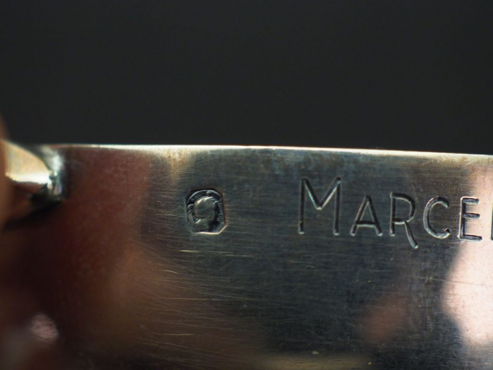 Ensemble comprenant :  - une pelle à fraise en argent et vermeil, à dé