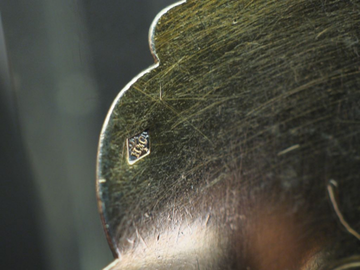 Ensemble comprenant :  - une pelle à fraise en argent et vermeil, à dé