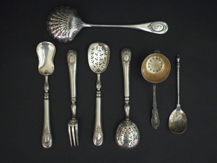 Ensemble comprenant :  - une cuillère à saupoudrer de style Louis XVI 