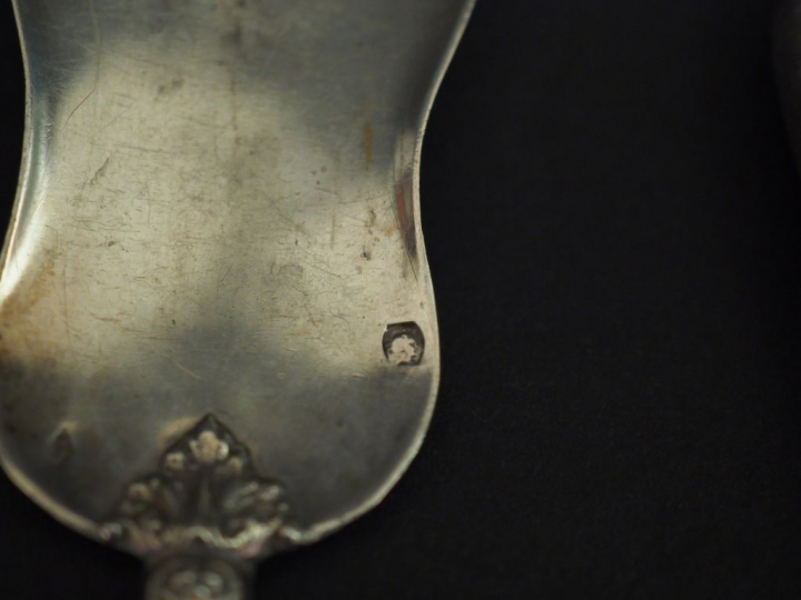 Ensemble comprenant :  - une cuillère à saupoudrer de style Louis XVI 