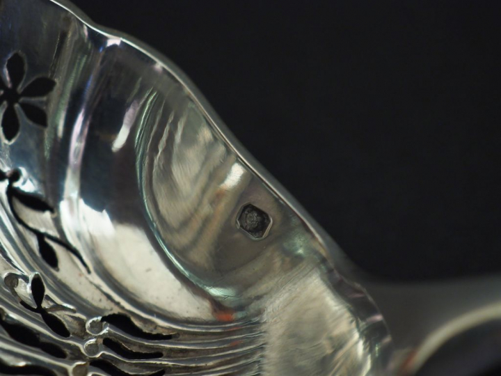 Ensemble comprenant :  - une cuillère à saupoudrer de style Louis XVI 