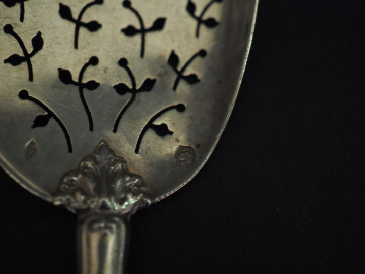 Ensemble comprenant :  - une cuillère à saupoudrer de style Louis XVI 