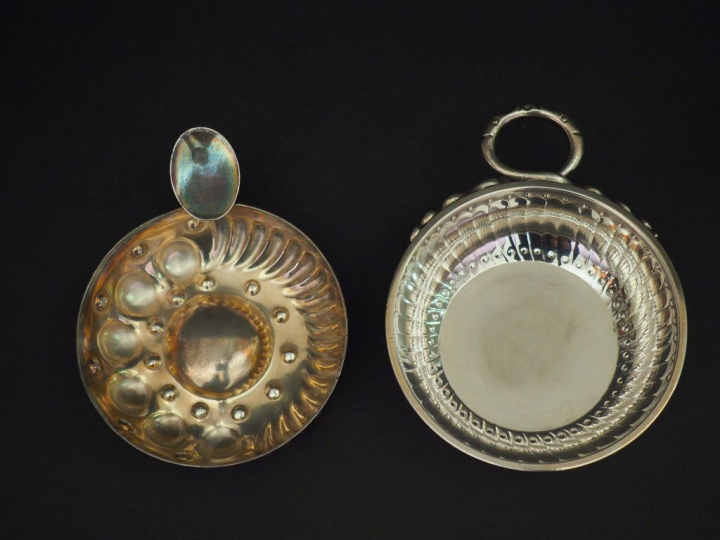 Ensemble comprenant :  - un taste vin en argent, poinçon Minerve, à dé