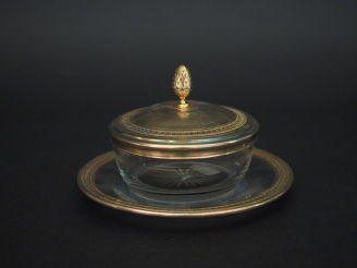 Vente aux enchères Sucrier de style Louis XVI en cristal et vermeil, poinçon Minerve, à d