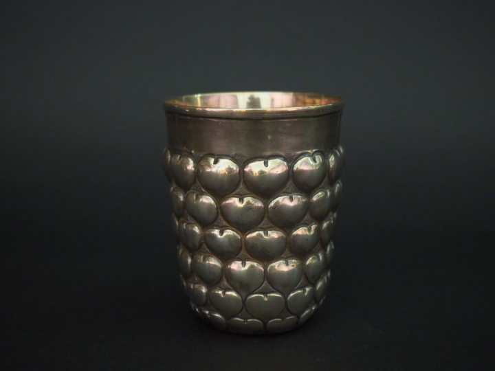 Christian DIOR Pot à crayons en argent 835, à décor au repoussé de cœu