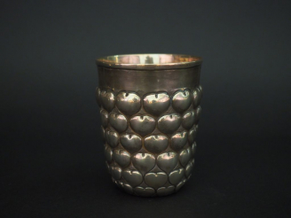 Vente aux enchères Christian DIOR Pot à crayons en argent 835, à décor au repoussé de cœu