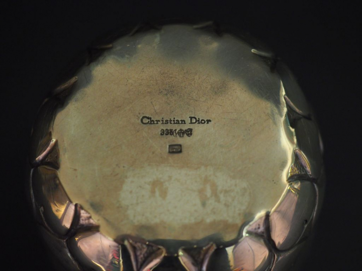 Christian DIOR Pot à crayons en argent 835, à décor au repoussé de cœu