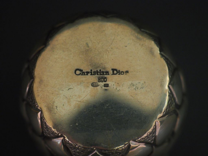 Christian DIOR Une timbale en argent 800, à décor au repoussé de cœurs