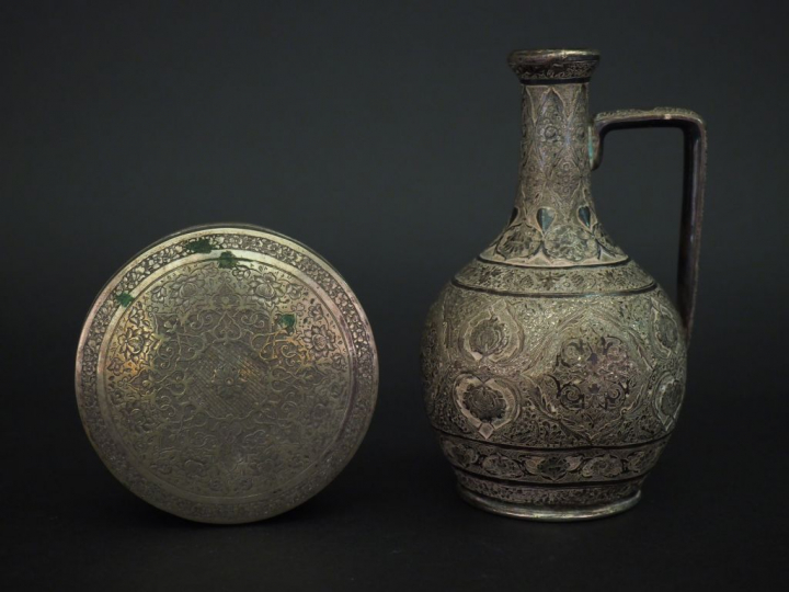 Ensemble comprenant :  - une boite couverte ronde en argent étranger, 