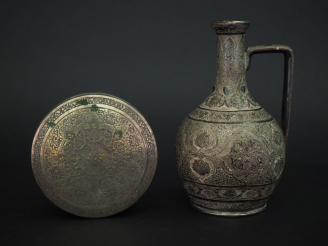 Vente aux enchères Ensemble comprenant :  - une boite couverte ronde en argent étranger, 