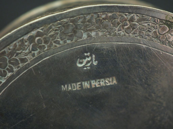 Ensemble comprenant :  - une boite couverte ronde en argent étranger, 