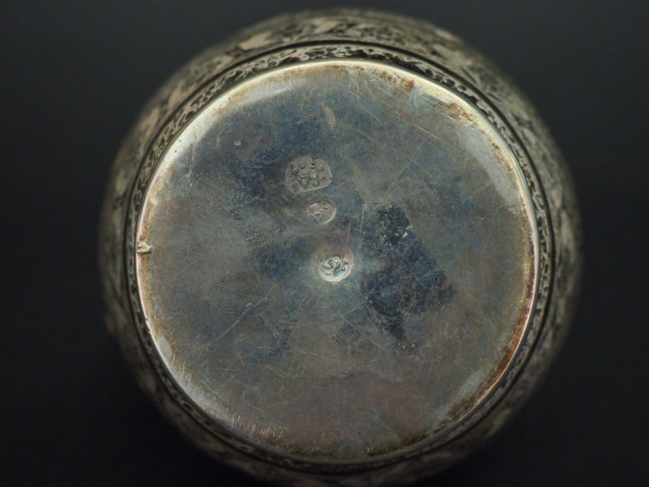 Ensemble comprenant :  - une boite couverte ronde en argent étranger, 