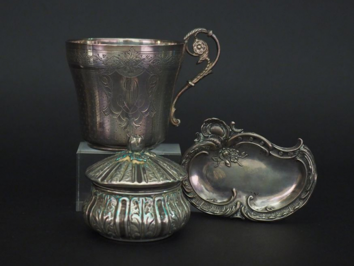 Ensemble comprenant :  - une tasse en argent, poinçon Minerve, à décor