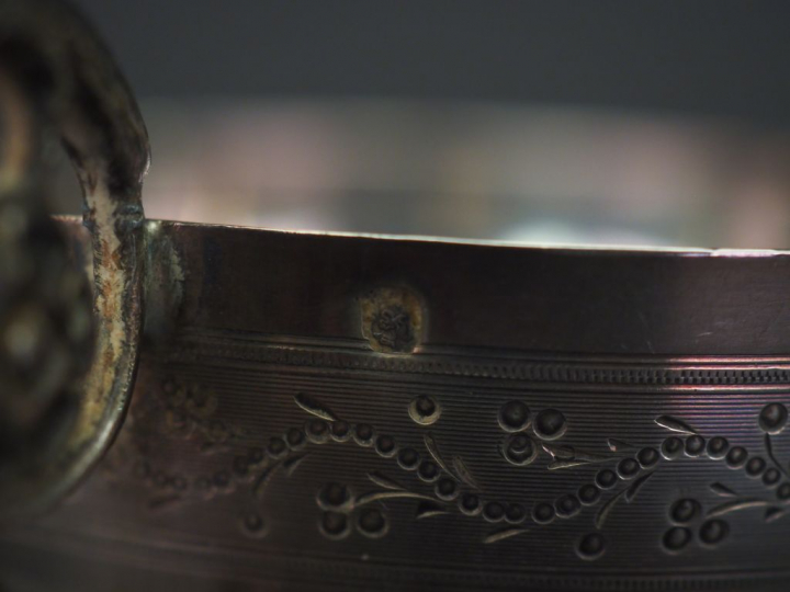 Ensemble comprenant :  - une tasse en argent, poinçon Minerve, à décor