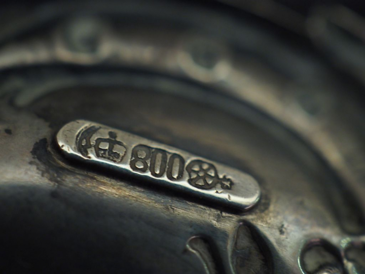 Ensemble comprenant :  - une tasse en argent, poinçon Minerve, à décor