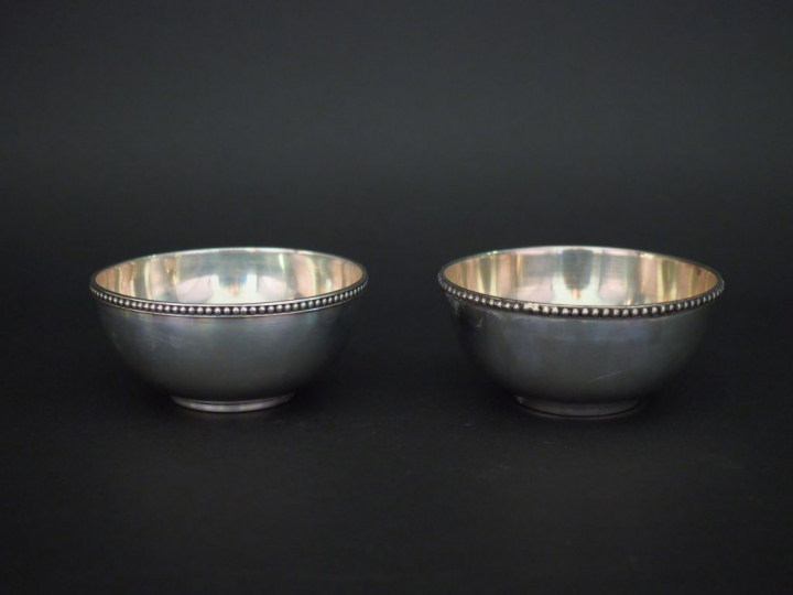 Paire de rince-doigts en argent étranger, à décor de rang de perles.  