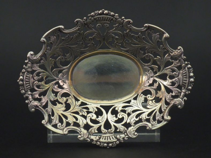 Petit vide-poche en argent étranger, à décor ajouré de rinceaux feuill