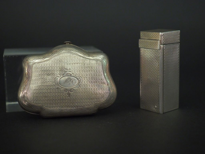 Ensemble comprenant :  - un étui à rouge à lèvre en argent 800, à déco